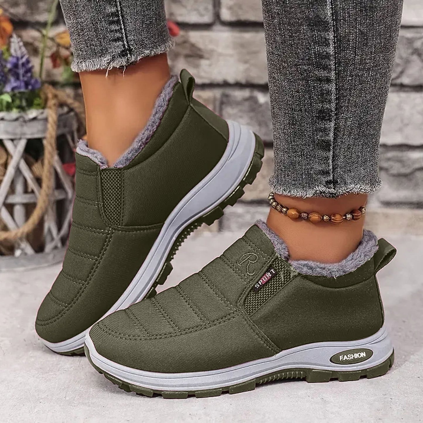 Men's and women's warm sheepskin-lined short boots, slip-on ankle boots for winter.